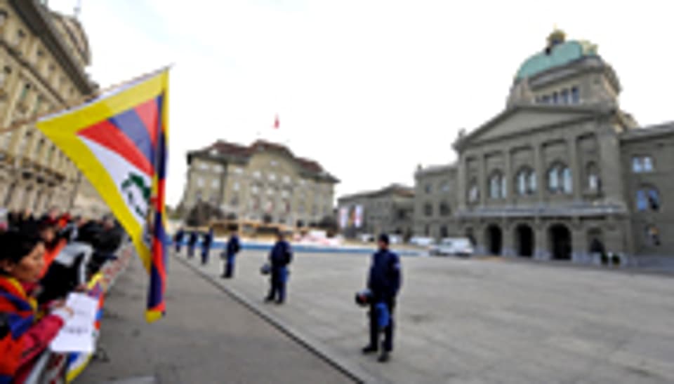 Exiltibeter protestieren am Rande des abgesperrten Berner Bundesplatzes.