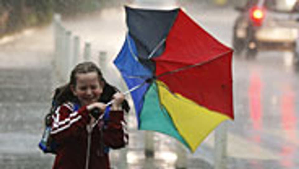 Ein Schulkind bringt sich vor Sturm und Gewitter in Sicherheit.