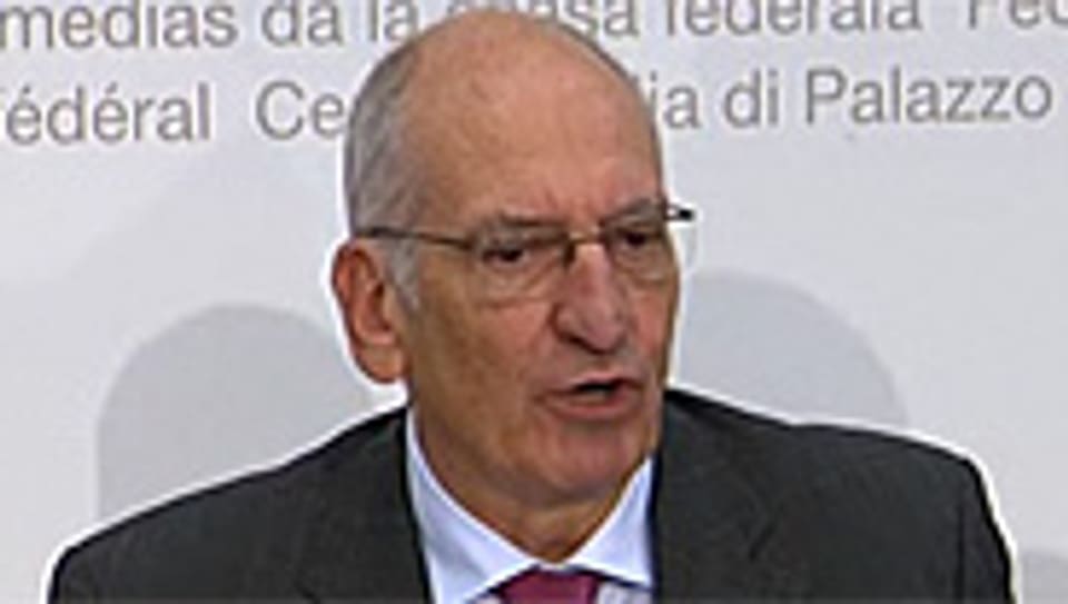 Gesundheitsminister Pacal Couchepin stellt die Prämien 2010 vor.