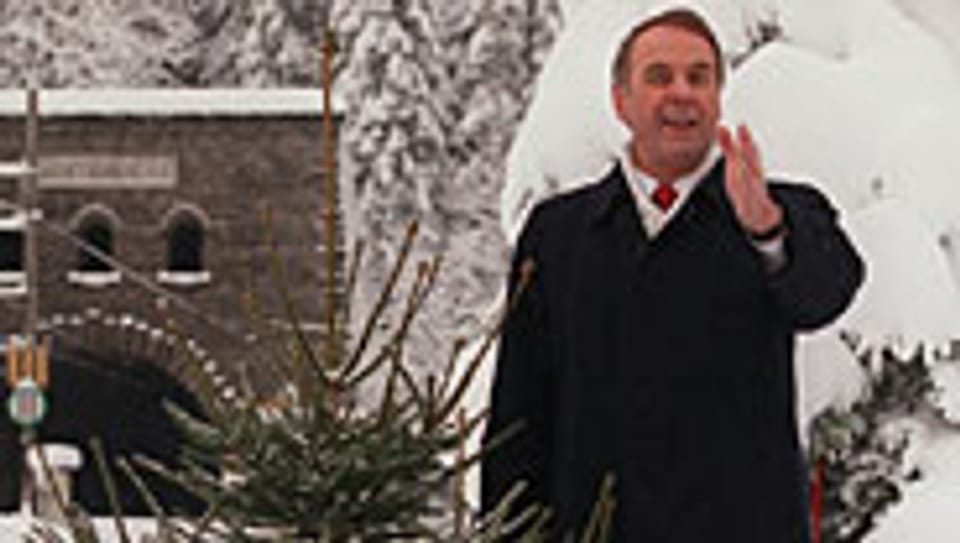 Adolf Ogi hält am 29. Dezember 1999 in seinem Heimatort Kandersteg die traditionellen Neujahrsansprache.