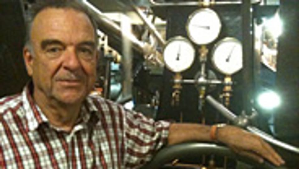 Maurice Decoppet, Präsident des Vereins Freunde der Raddampfer auf dem Genfersee im Maschinenraum des Raddampfers «la Suisse».
