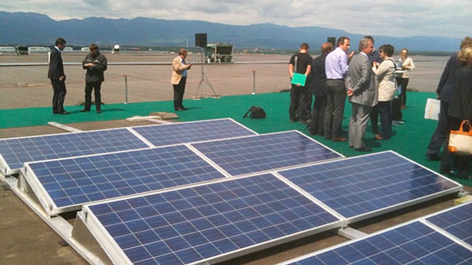 Auf dem Palexpo-Gebäude in Genf entsteht die grösste Solaranlage der Schweiz.