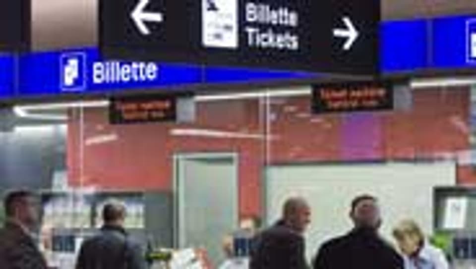 Reisende kaufen Fahrscheine an den SBB-Schaltern