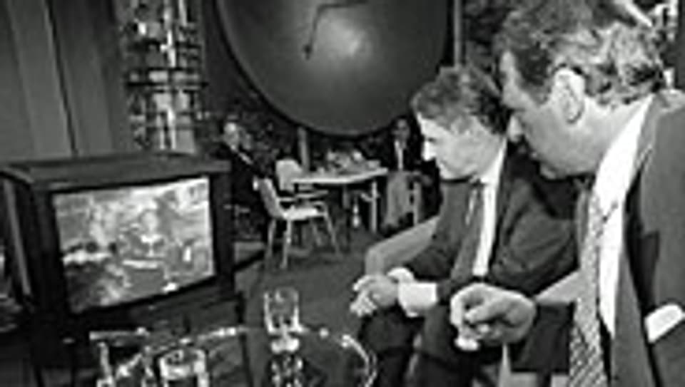 1992: Direktschaltung im Verkehrshaus Luzern: Adolf Ogi, rechts spricht mit Claude Nicollier