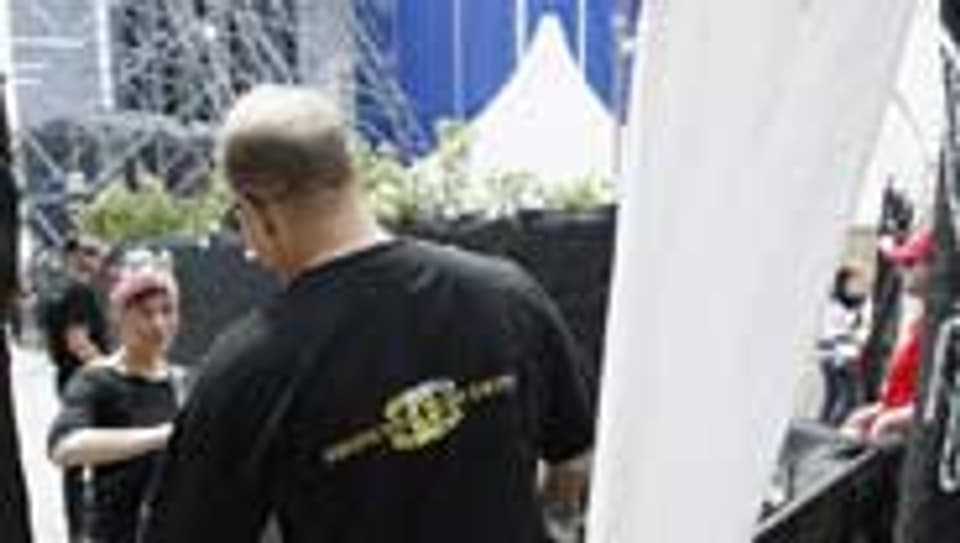 Ein Angestellter der Broncos Security kontrolliert einen VIP Gast am Gurtenfestival in Bern.