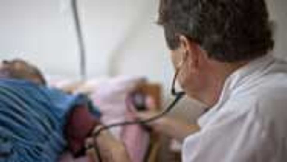 Hausarzt Peter Zäch misst bei einem Patienten den Blutdruck