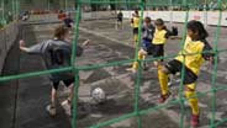 Junge Fussballer bei einem «buntkicktgut»-Turnier