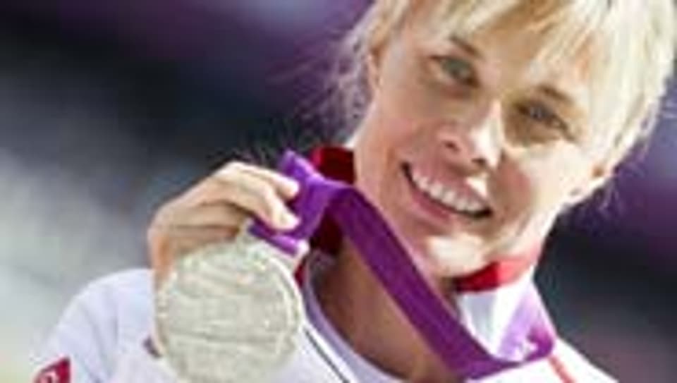 Edith Wolf-Hunkeler freut sich an ihrer Medaille, gewonnen an den Paralympics in London