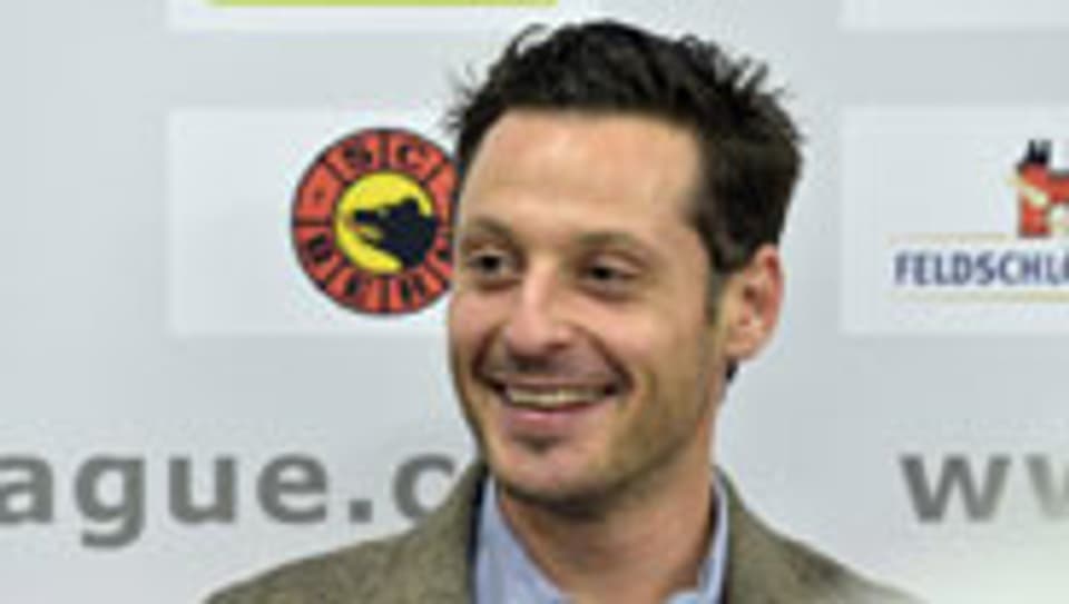 Der neue SCB-Spieler Mark Streit während der Medienkonferenz am 19. September 2012 in der PostFinance Arena in Bern.