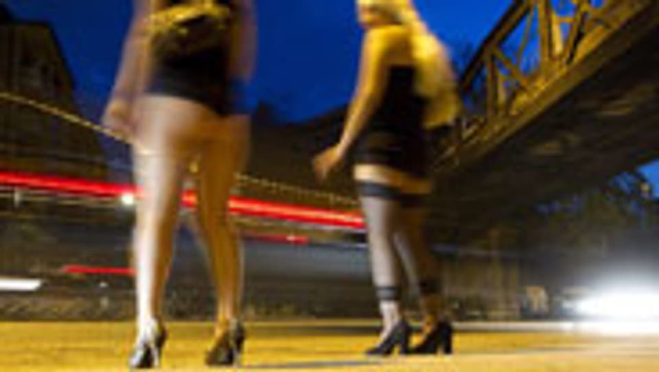 Prostituierte bieten sich am Strassenstrich am Sihlquai in Zürich