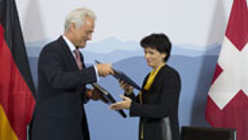 Da war die Welt noch in Ordnung. Doris Leuthard und der deutsche Verkehrsminister Peter Ramsauer bei der Unterzeichnung des Flugverkehrs-Abkommens.
