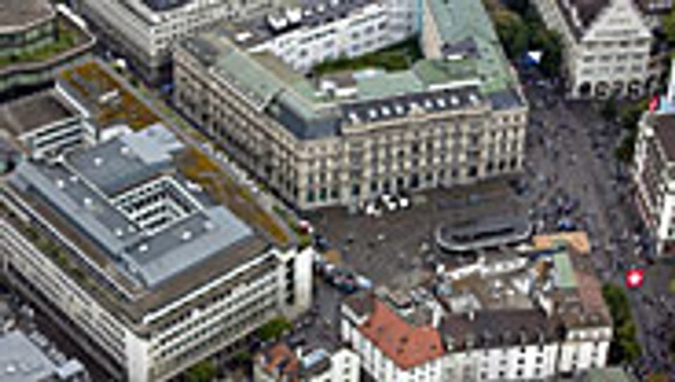 Zürichs Haupt-Bankenplatz: Paradeplatz mit UBS, links und Credit Suisse, Mitte.