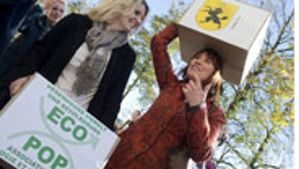 Ecopop überreicht der Bundeskanzlei die Unterschriften ihrer Initiative.