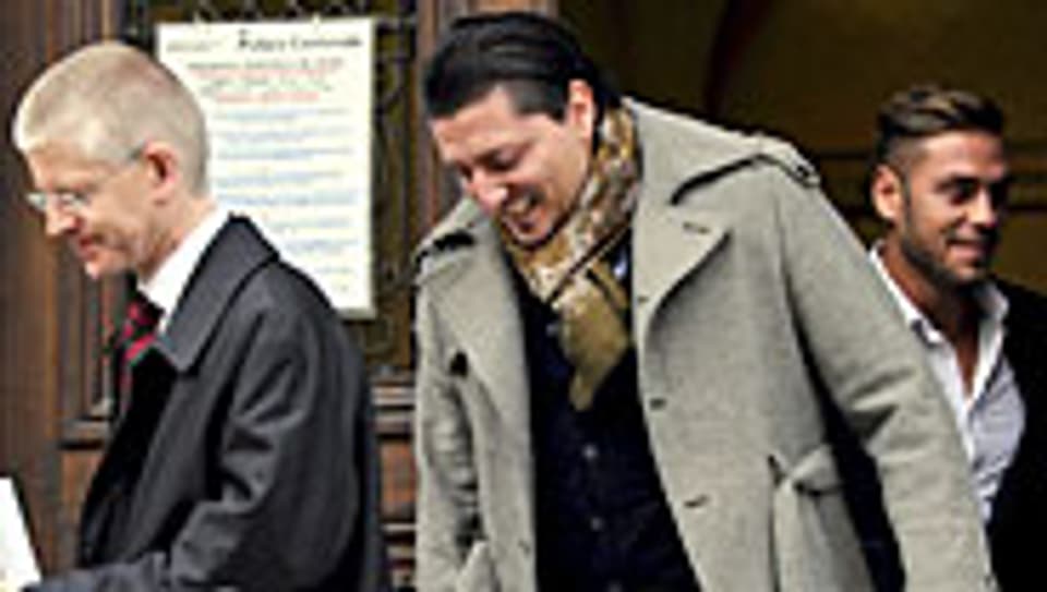 Der Anwalt mit den zwei angeklagten Ex-spielern des FC Gossau während des Prozesses in Bellinzona.