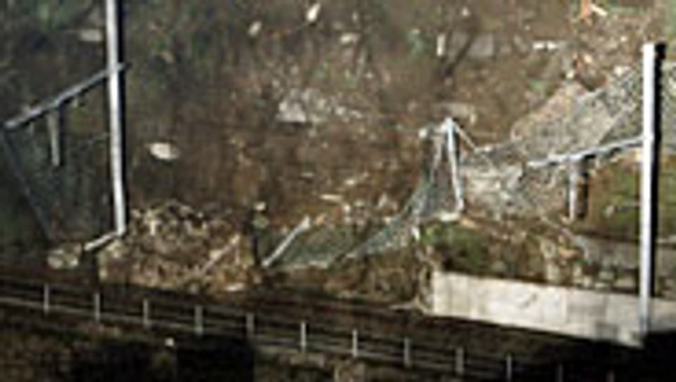 Ein Gesteinsbrocken blockiert am 14. November bei Gurtnellen die SBB-Gotthardstrecke.