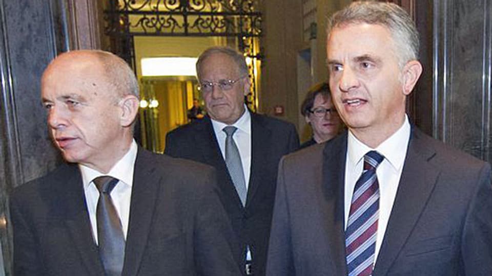 Der neue Bundespräsident Ueli Maurer (links) will die Auslandreisen weitgehend Aussenminister Burkhalter (rechts) überlassen.