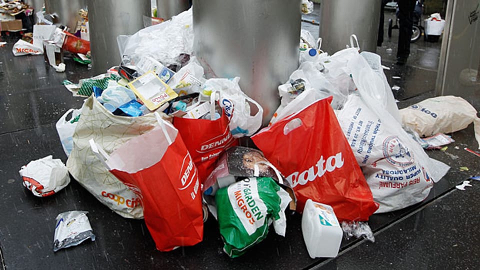 In der Schweiz wird Plastik nicht rezykliert sondern landet meist im Abfall.