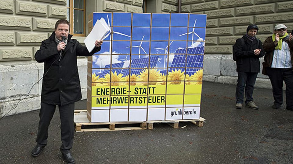 Die GLP reicht ihre Initiatiave «Energie- statt Mehrwertsteuer ein. 17. Dezember 2012 in Bern.