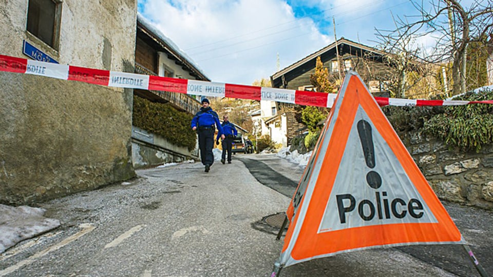 Polizeiabsperrung im Walliser Dorf Daillon - nach einer Schiesserei, die drei Tote und zwei Verletzte forderte.