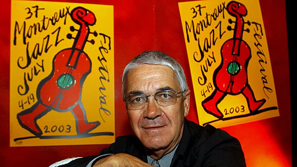 Claude Nobs von vor dem Plakat des Montreux Jazz Festival 2003.