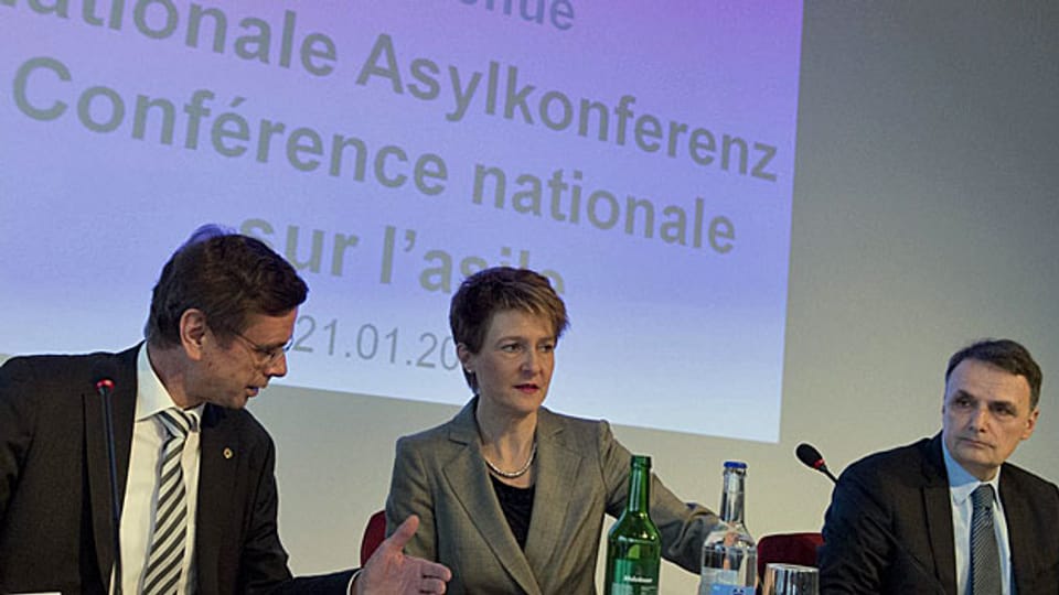 Hans-Jürg Käser, KKJPD; Bundesrätin Simonetta Sommaruga und Mario Gattiker BFM an der Asylkonferenz.