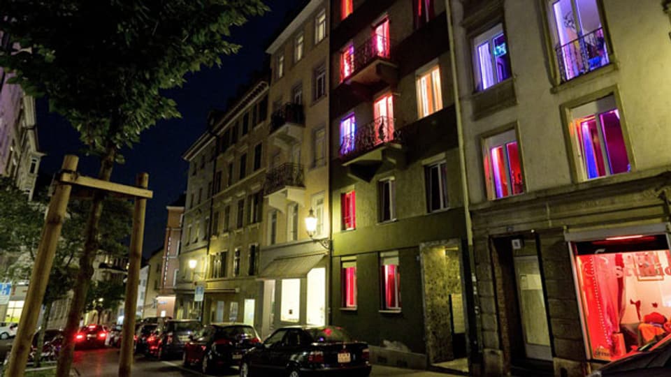 Prostituierte bieten sich im Niederdorf in Zürich an.