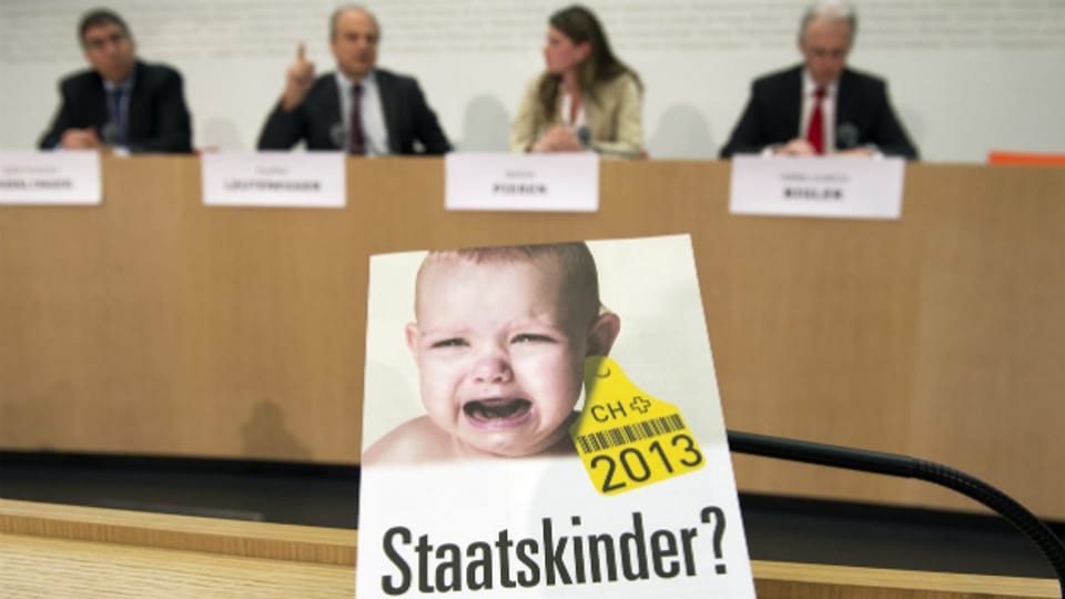 Überparteiliches Nein-Komitee an der Pressekonferenz zum Familienartikel im Januar 2013.
