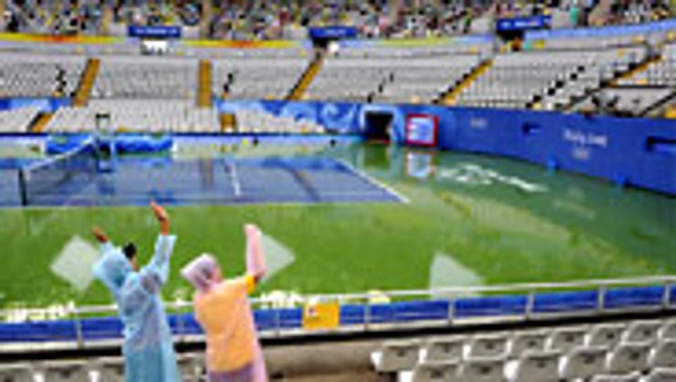Stundenlanger Regen im Olympic Green Tennis Center in Peking.