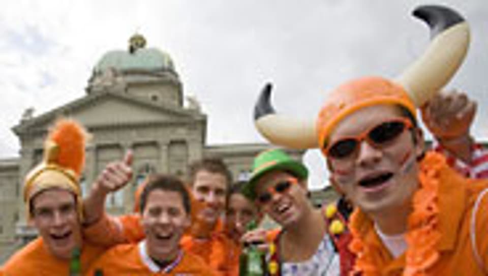 Holland-Fans haben den Bundesplatz in Bern erobert.