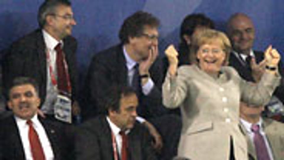 Angela Merkel freut sich über ein deutsches Tor.