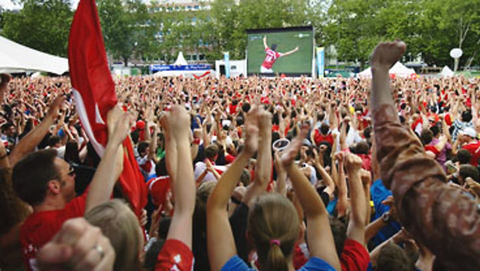 Spiele im öffentlichen Raum statt im Stadion schauen: Public Viewing in Zürich an der WM 2006.