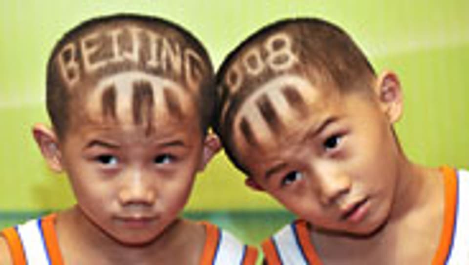 Chinesische Zwillinge freuen sich auf die Olympischen Spiele.