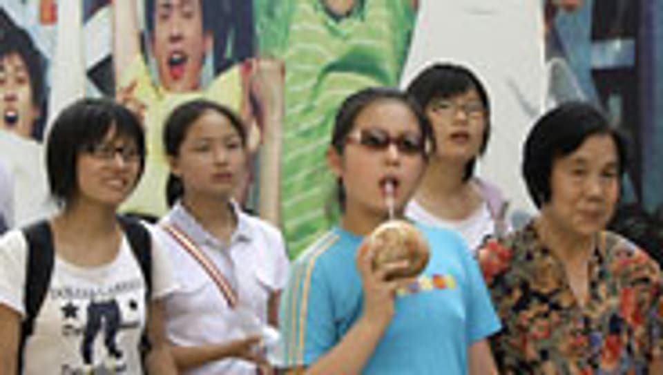 Menschen geniessen die Olympischen Spiele in Peking.