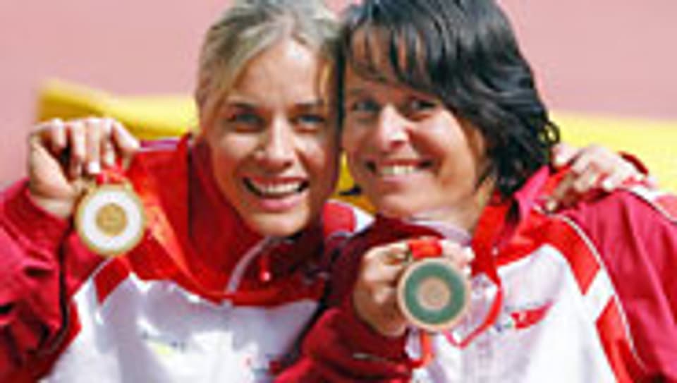 Edith Hunkeler (l.) und Sandra Graf freuen sich über die gewonnenen Medaillen.