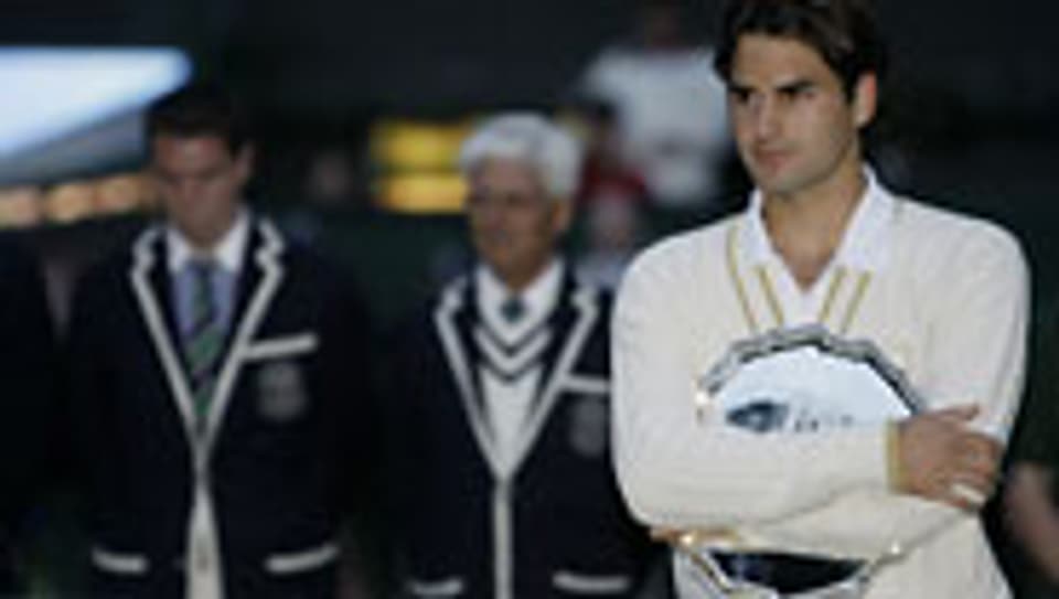 Federer (r.) gerät nach Wimbledon-Niederlage heftig unter Druck