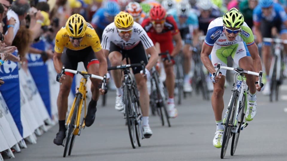 Fabian Cancellara (links) behält das gelbe Leadertrikot. Er beendet die erste Etappe der Tour de France als zweiter, hinter dem Slowaken Peter Sagan.
