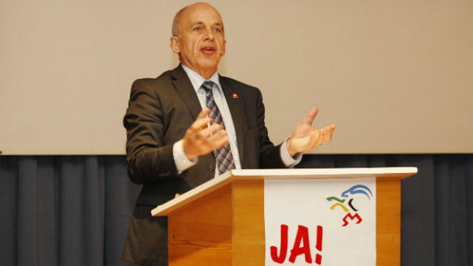 Sportminister Ueli Maurer wirbt in Jenaz für eine Olympiakandidatur des Kantons Graubünden.