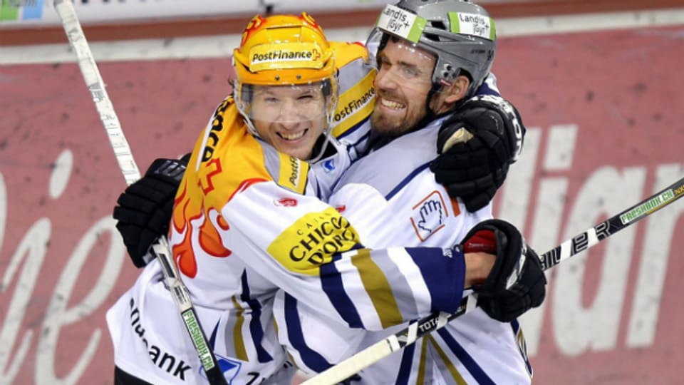 Die beiden NHL-Stars Damien Brunner und Henrik Zetterberg jubeln für den EV Zug am 13. November gegen die ZSC Lions