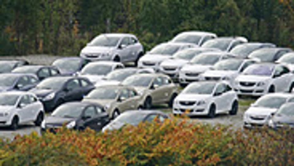 Im Opel-Werk Eisenach stapeln sich die unverkäuflichen Autos.