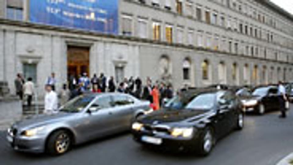 Die Vetreter der Staaten verlassen das WTO-Hautquartier in Genf.