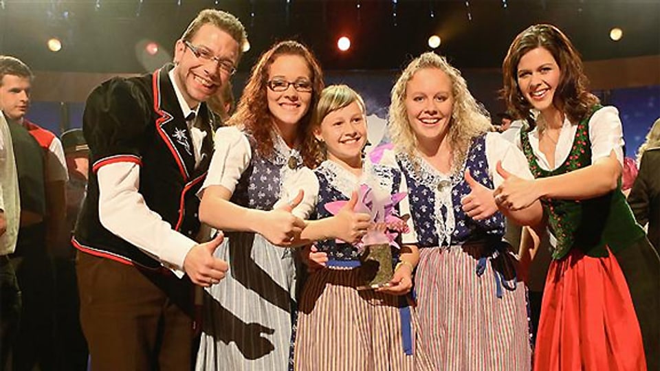 Sieger der «Alpenrose 2012»: Geschwister Weber und ihre Patin Melanie Oesch.