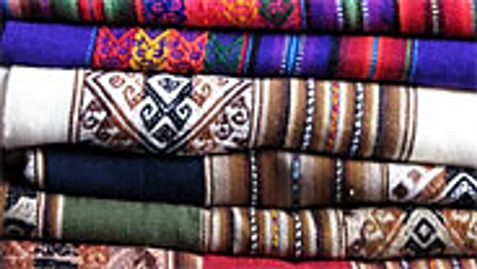 Farbige Stoffe: damit kleiden sich vor allem die Frauen in Südamerika gerne ein
