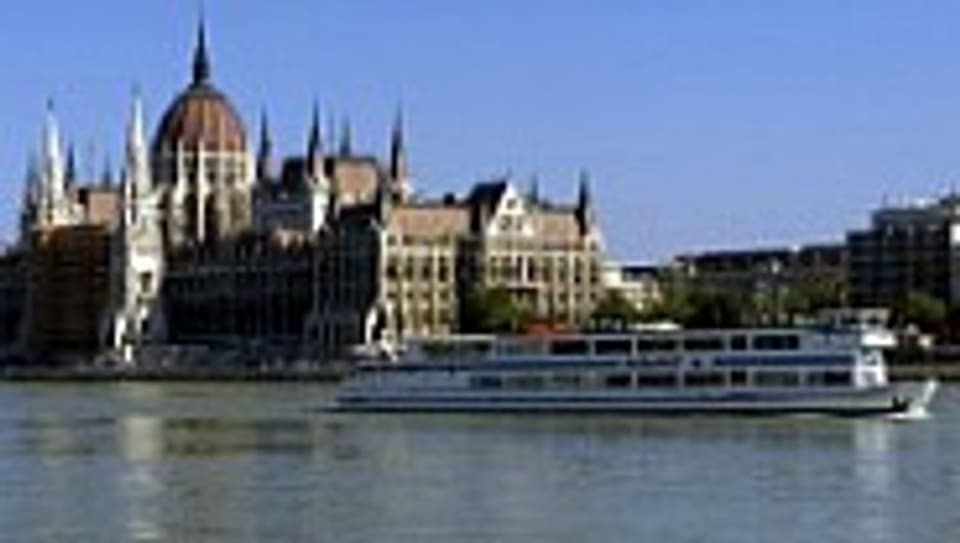 Vorbei mit dem Donauschiff an Budapest
