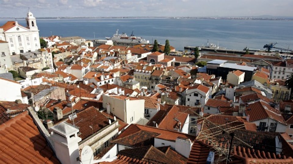 Sicht über die Lissaboner Altstadt auf den Atlantik