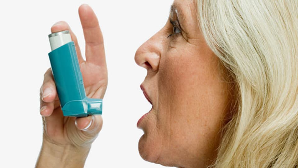 Kortisonhaltige Medikamente helfen bei Asthma.
