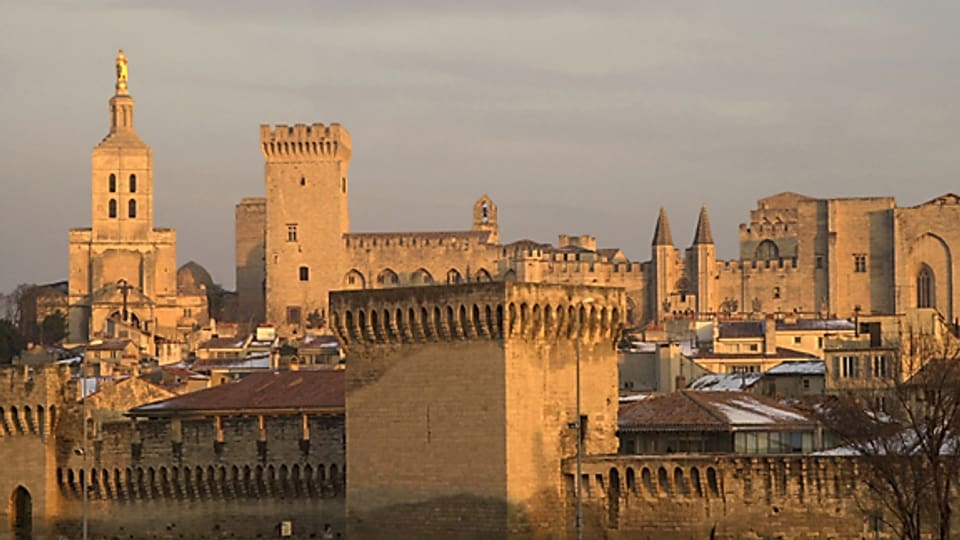 Avignon mit Papstpalast in der Abendsonne.