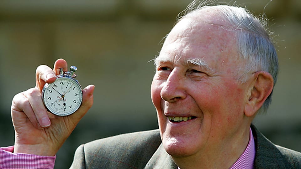 Roger Bannister mit der Stoppuhr, die 1954 seinen Meilen-Weltrekord festgehalten hat. Die Aufnahme entstand 2004, als das Pembroke College in Oxford den 50. Jahrestag vom historischen Weltrekord feierte.