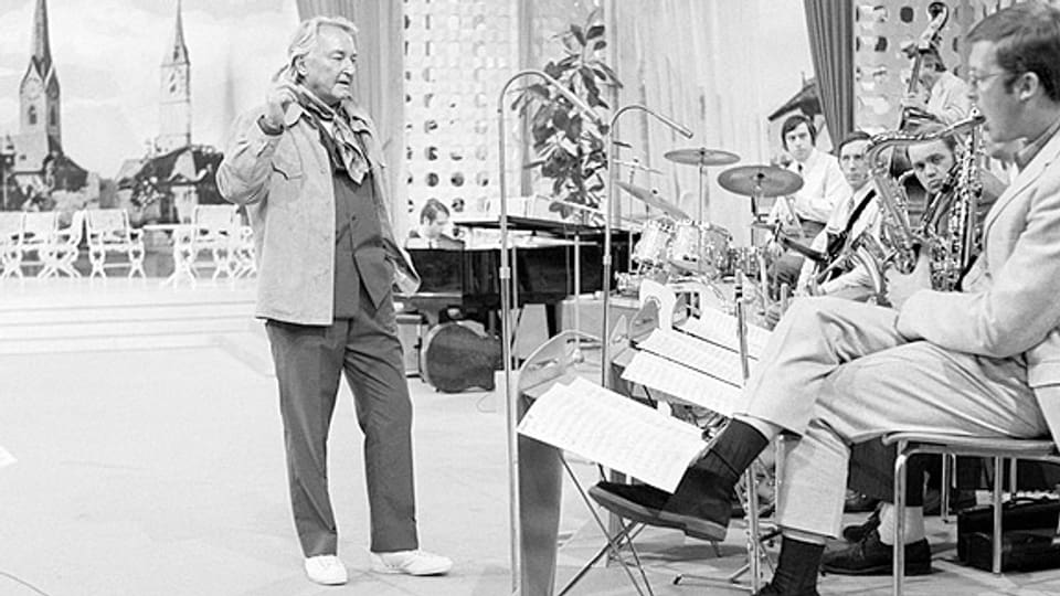 Der Schweizer Bandleader Teddy Stauffer 1969 mit dem Max Greger Orchester in der ZDF-Sendung «Der Goldene Schuss».