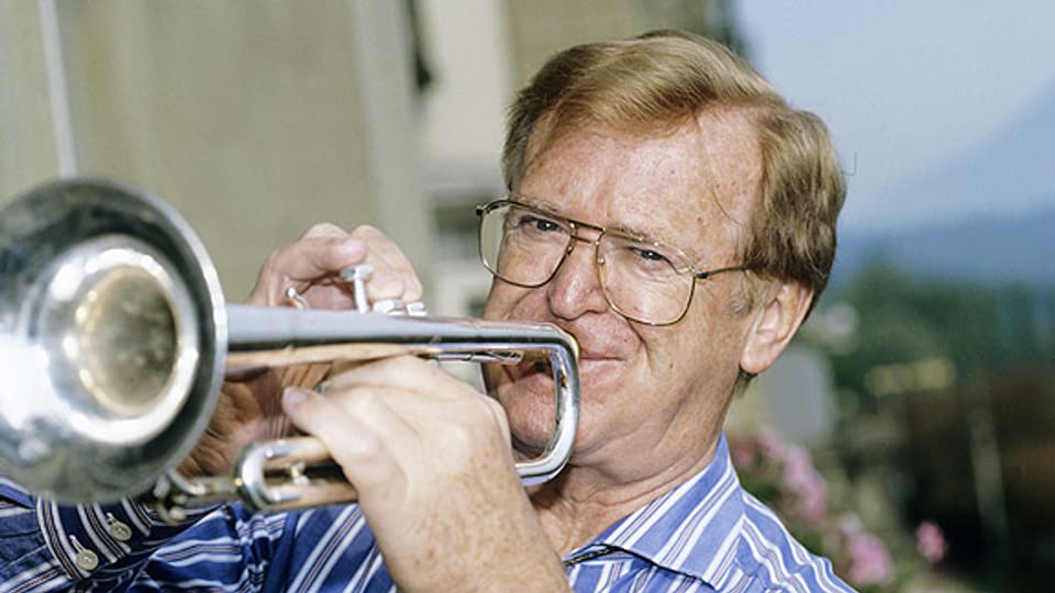 Der Schweizer Musiker Hazy Osterwald posiert mit seiner Trompete. Aufgenommen im September 1993.