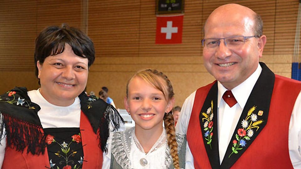 Die glückliche Siegerin: Die 11-jährige Solojodlerin Fabienne Portmann mit Karin Niederberger (Präsidentin Eidgenössischer Jodlerverband) und Richard Huwiler (Präsident Zentralschweizerischer Jodlerverband).